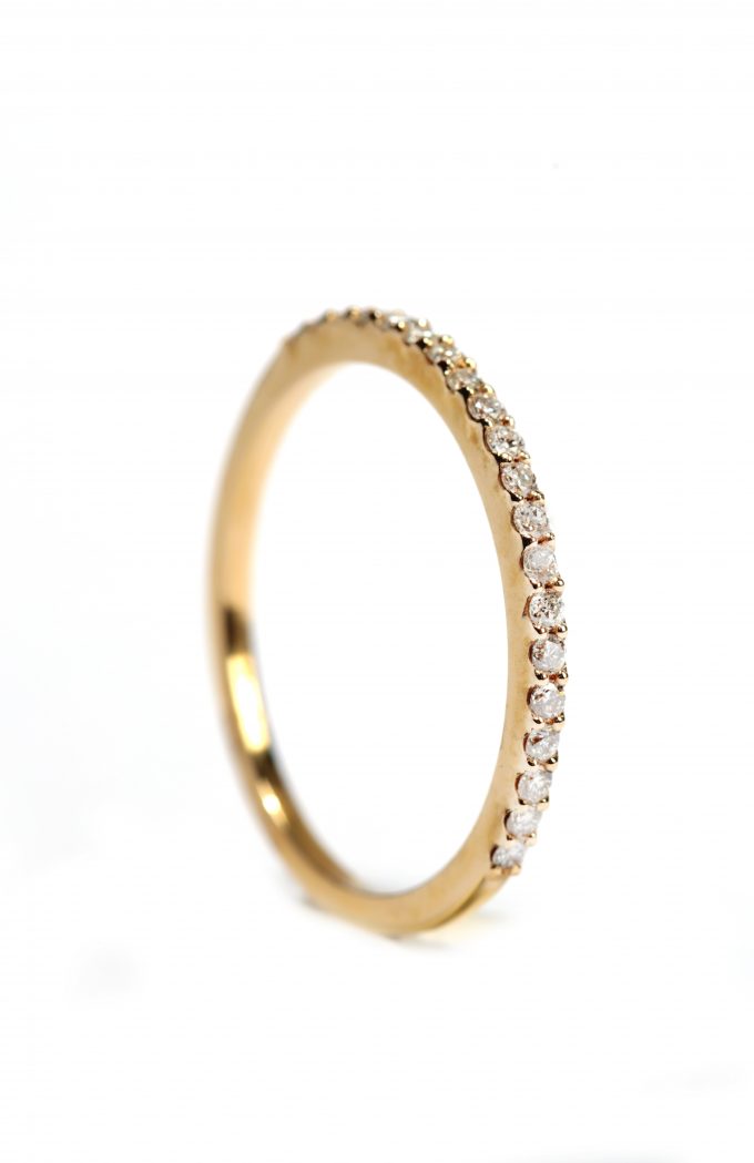 Anel de ouro 14K com diamantes laterais 0,17CT