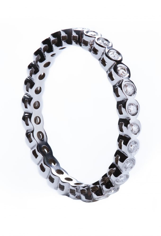 Anel de ouro branco 14K com diamantes laterais 0,35CT