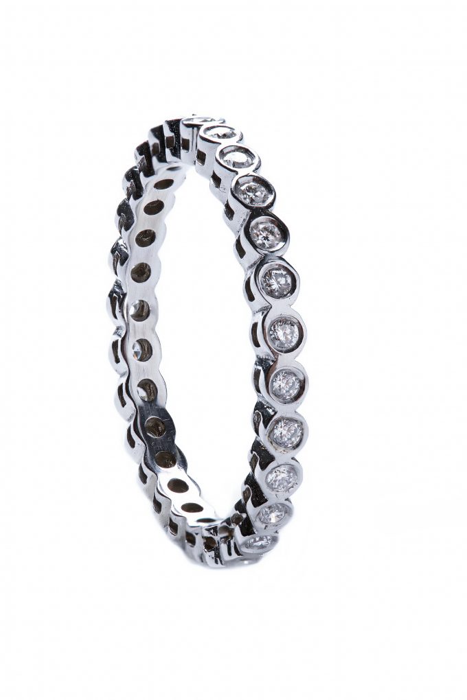 Anel de ouro branco 14K com diamantes laterais 0,35CT