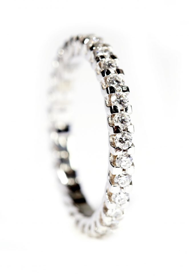 Anel de ouro branco 14K com diamantes
