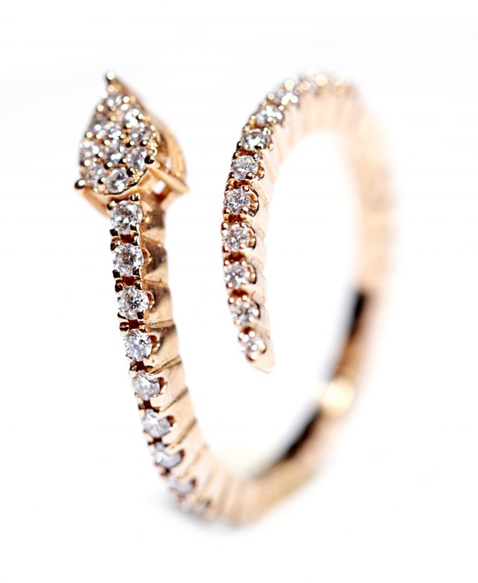 Anel-Ouro-Rosa-A133-diamantes-Coleção-Musa-PortDiamonds-1 Anel ouro rosa 14K com diamantes laterais 0,31CT