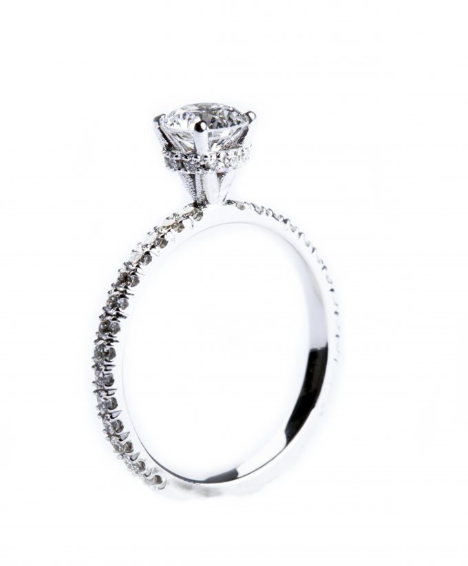 Anel de ouro branco 19K com diamante central 0,50CT e diamantes laterais 0,45CT
