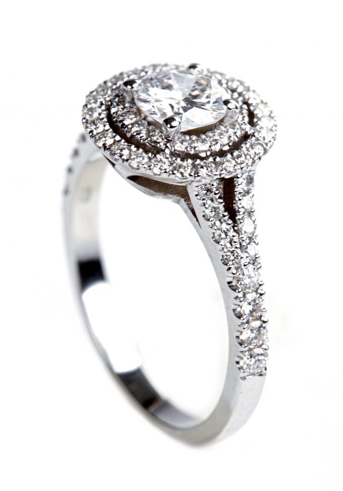 Anel de ouro branco 19K com diamante central 0,50CT e diamantes laterais 0,40CT