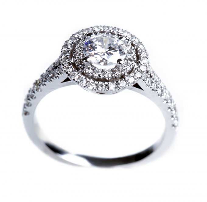 Anel de ouro branco 19K com diamantes