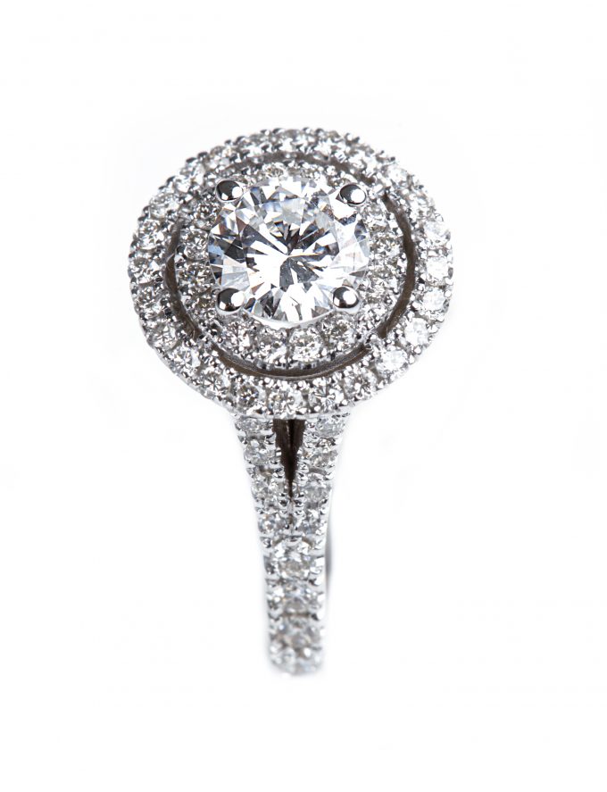 Anel de ouro branco 19K com diamante central e diamantes laterais