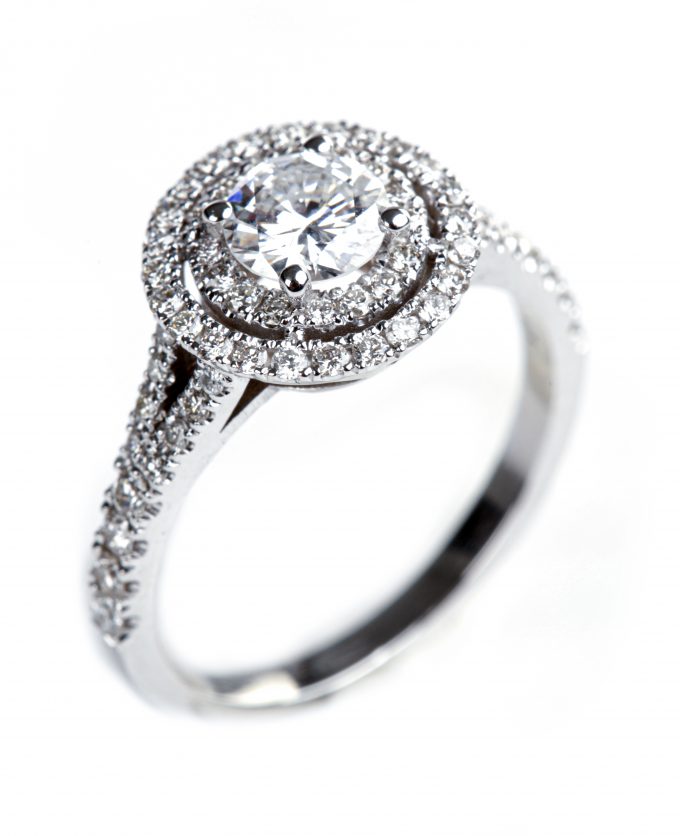 Anel com diamante central 0,50CT e diamantes laterais 0,40CT